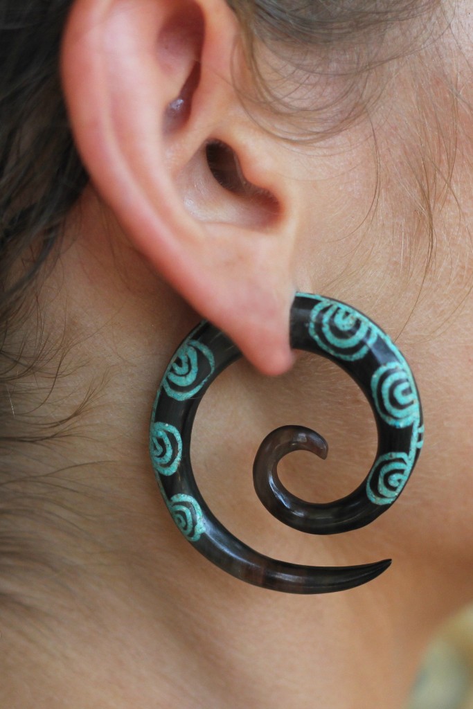 Carved Horn Ear Gauge Pair Expander Piercing Bone Hook Organic Tribal Stretcher 