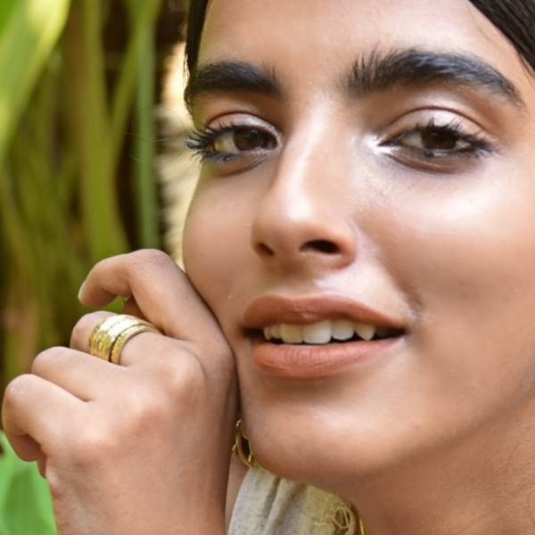 Smiling girl with fidget ring brass